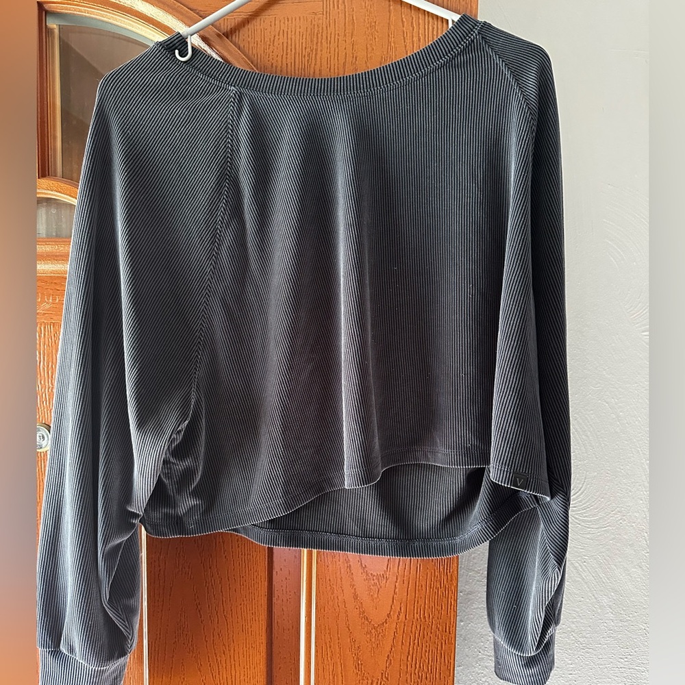 Medium Victoria’s Secret dark blue crop sweatshirt